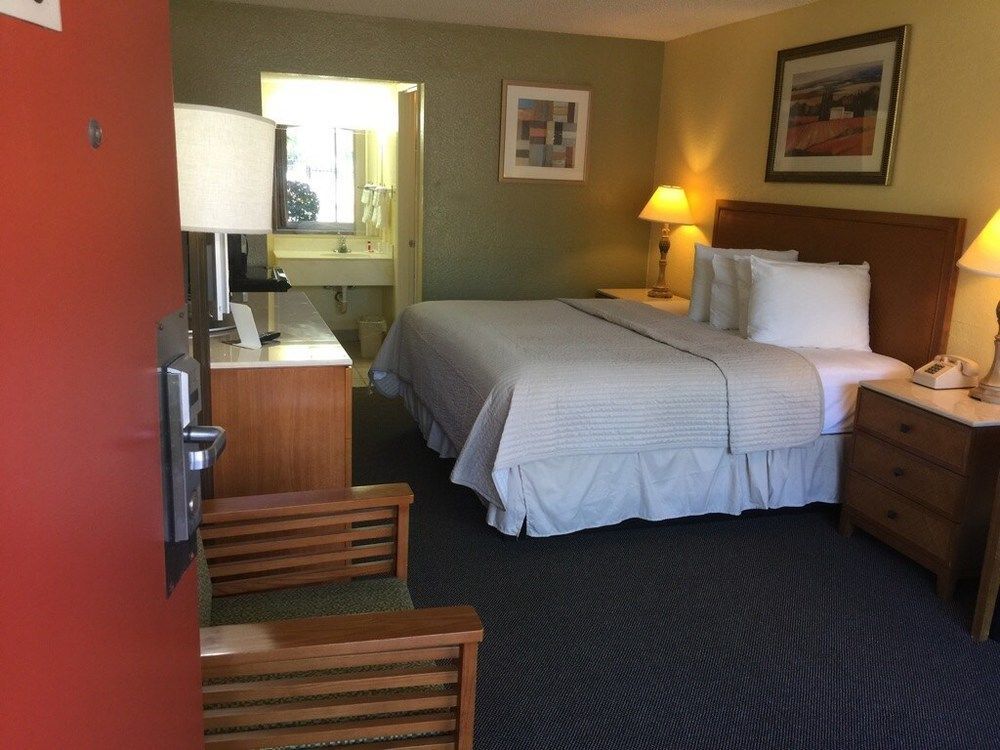 Days Inn By Wyndham Cocoa Cruiseport West At I-95/524 Kültér fotó